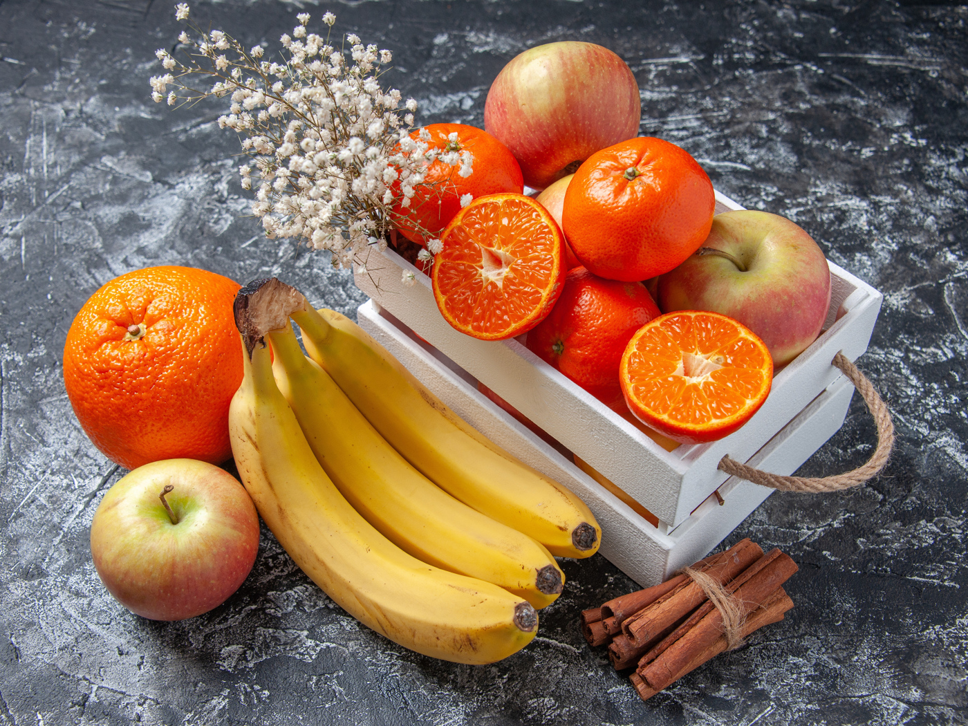 Спелые вкусные фрукты в ящике на столе