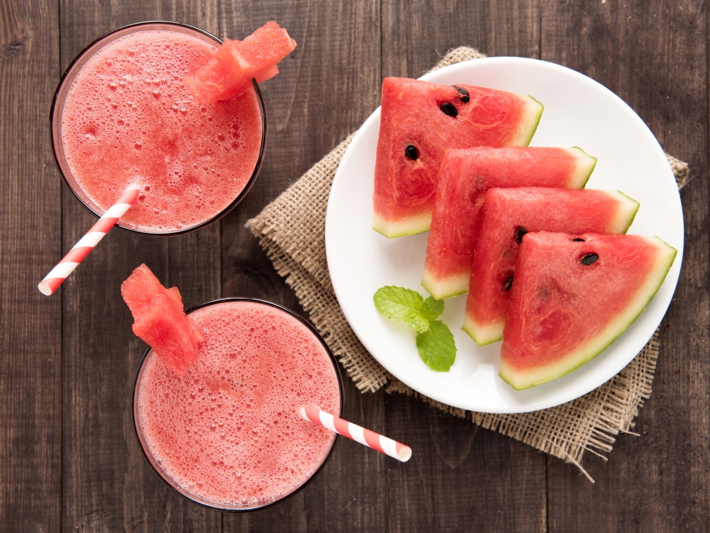 Кусочки арбуза на столе с соком