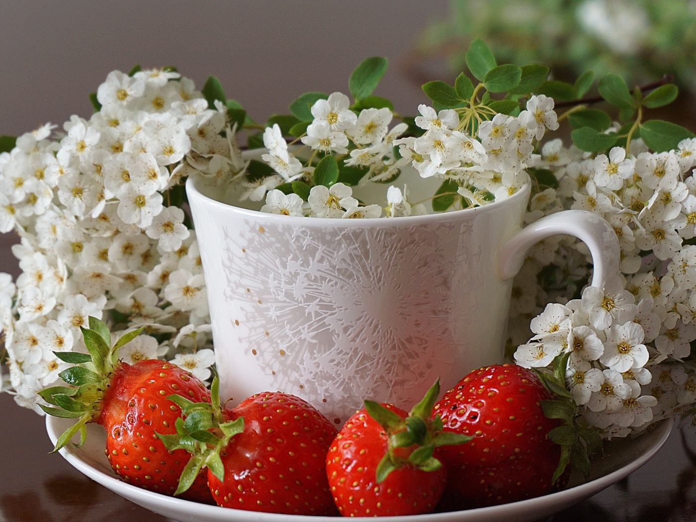 Клубника на тарелке с чашкой и белыми цветами