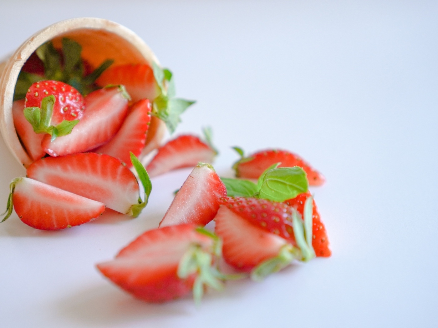 Кусочки клубники с вафельным рожком