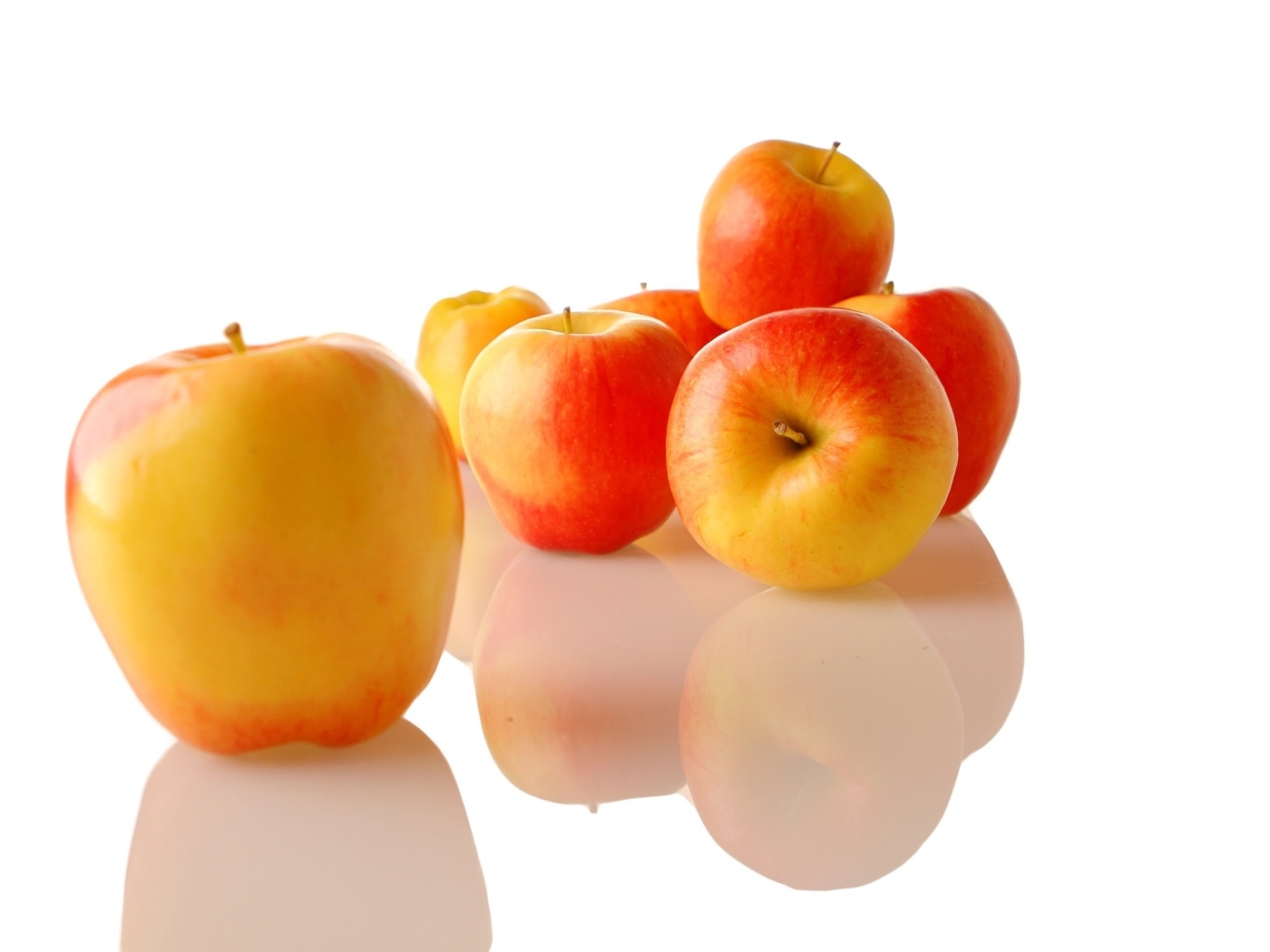 Сладкие медовые яблоки на белом фоне