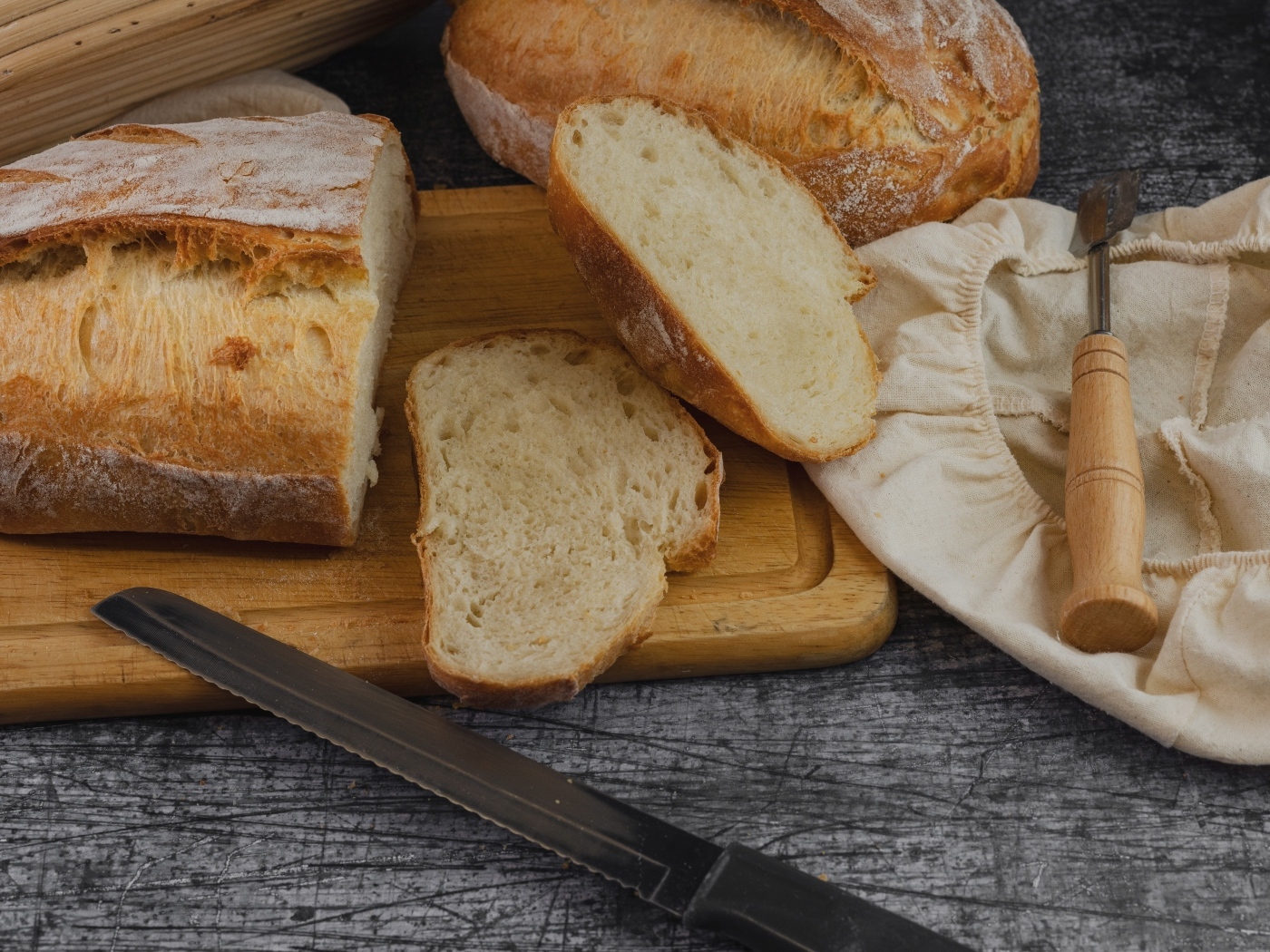 Свежий нарезанный хлеб на столе