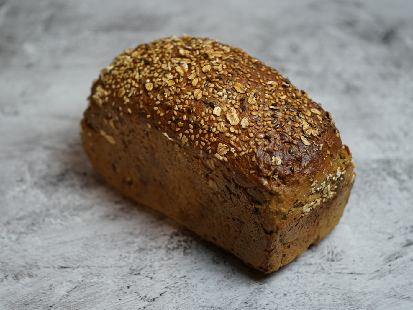 Буханка хлеба с семенами