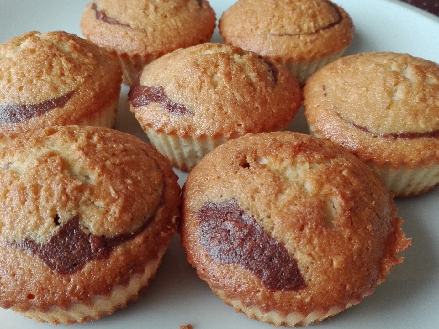 Запеченные кексы на белой тарелке крупным планом