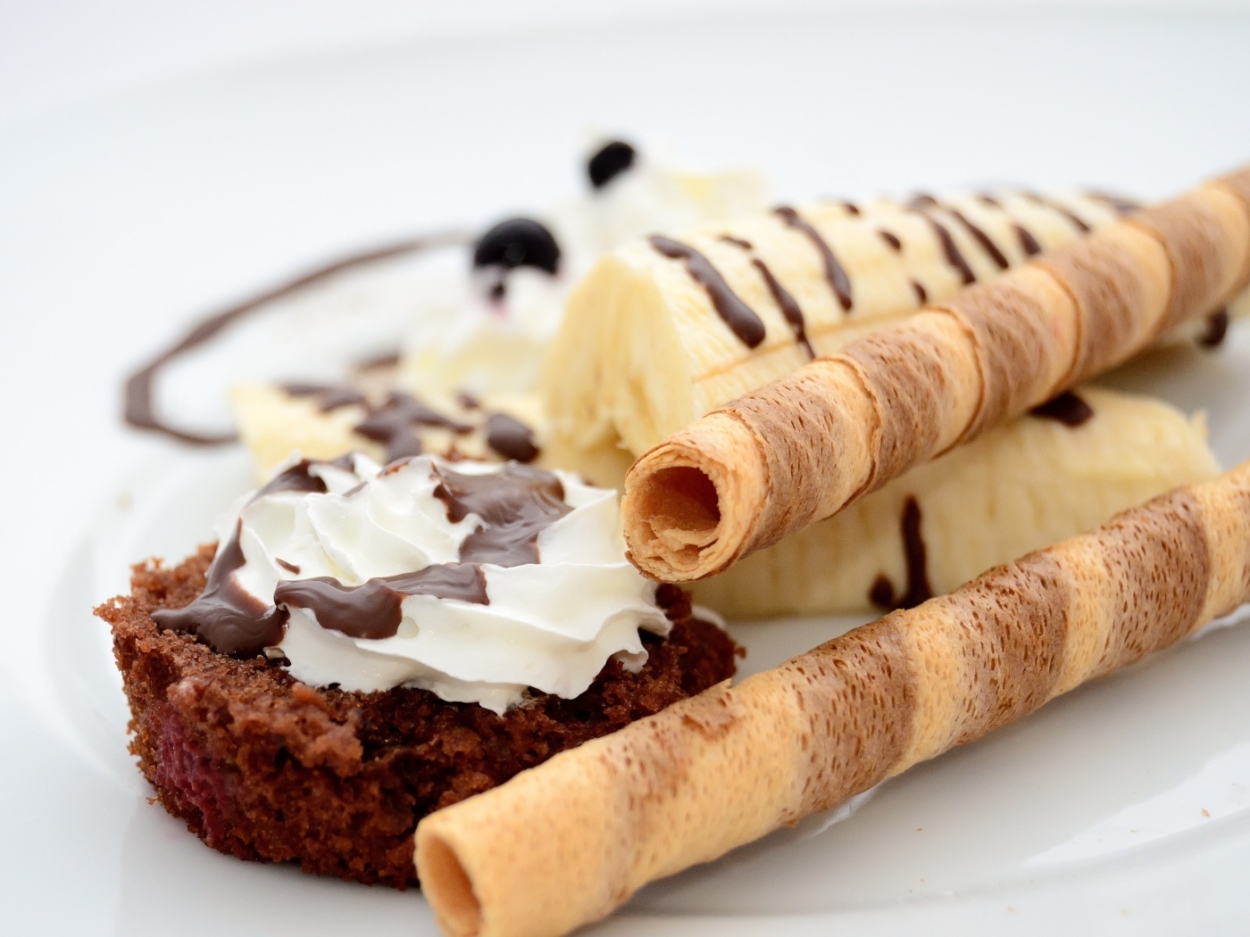 Банан на тарелке с трубочками и кексом