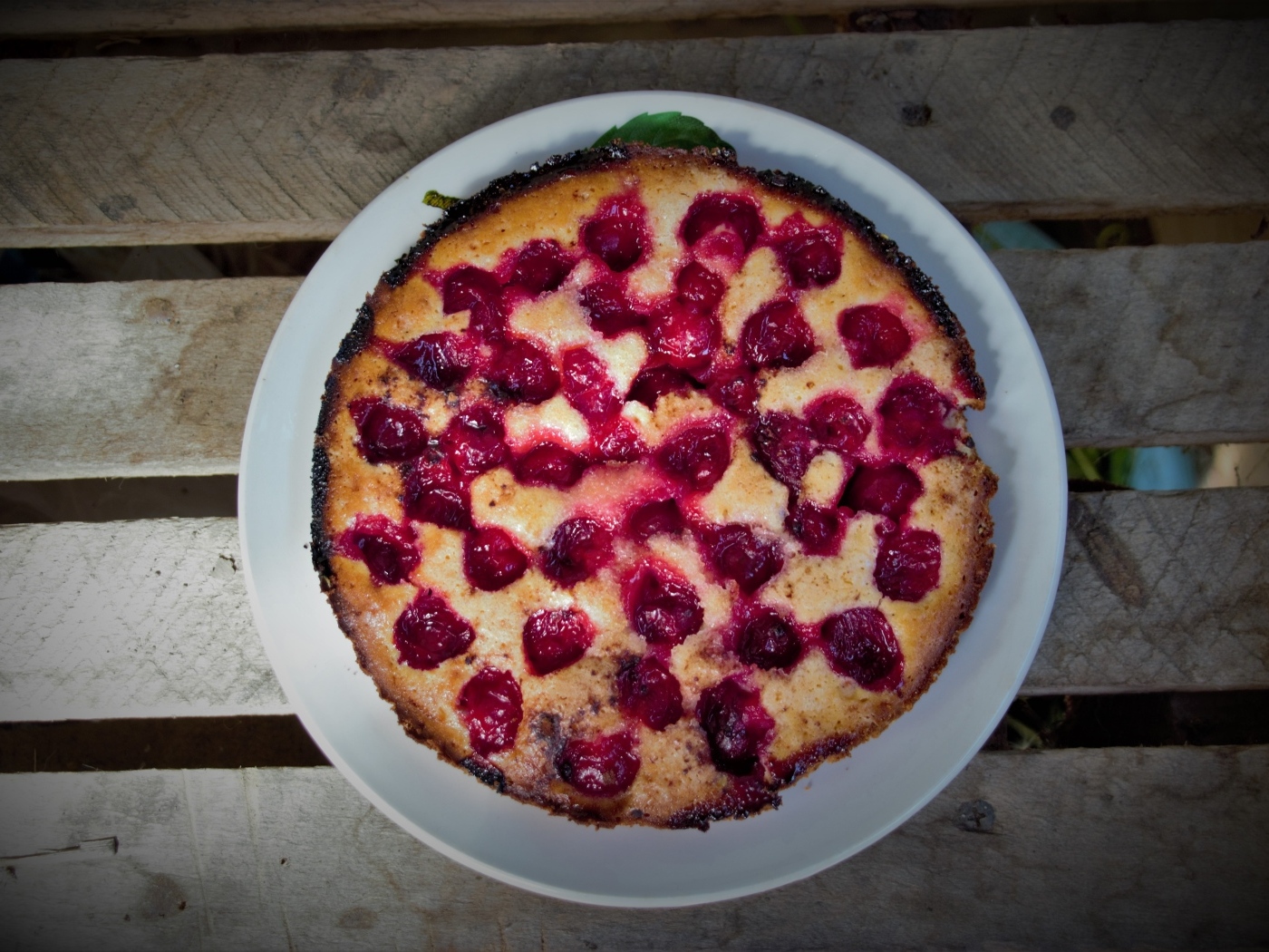 Красивый пирог с вишней на белой тарелке