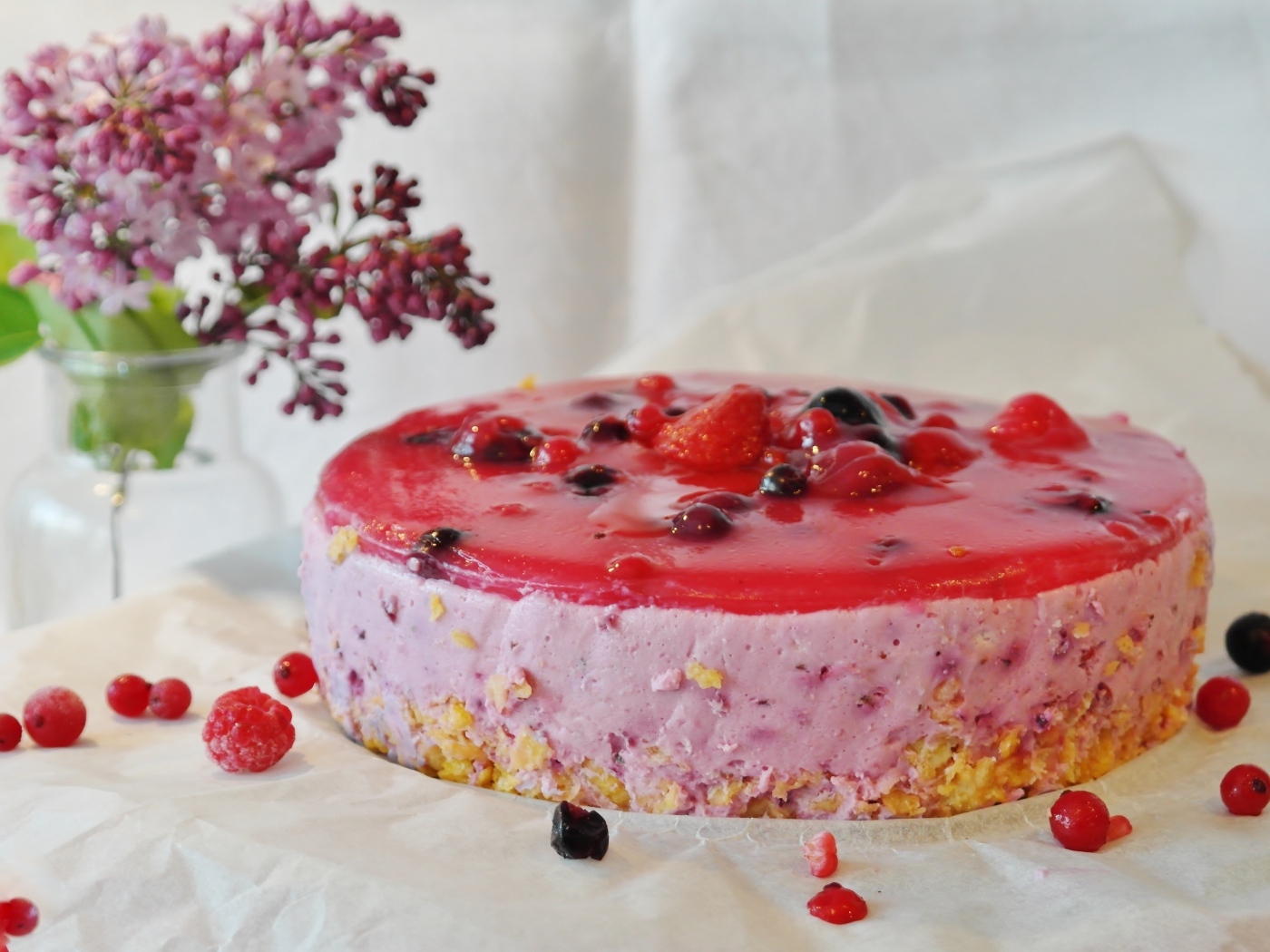 Ягодный торт суфле на столе с сиренью 
