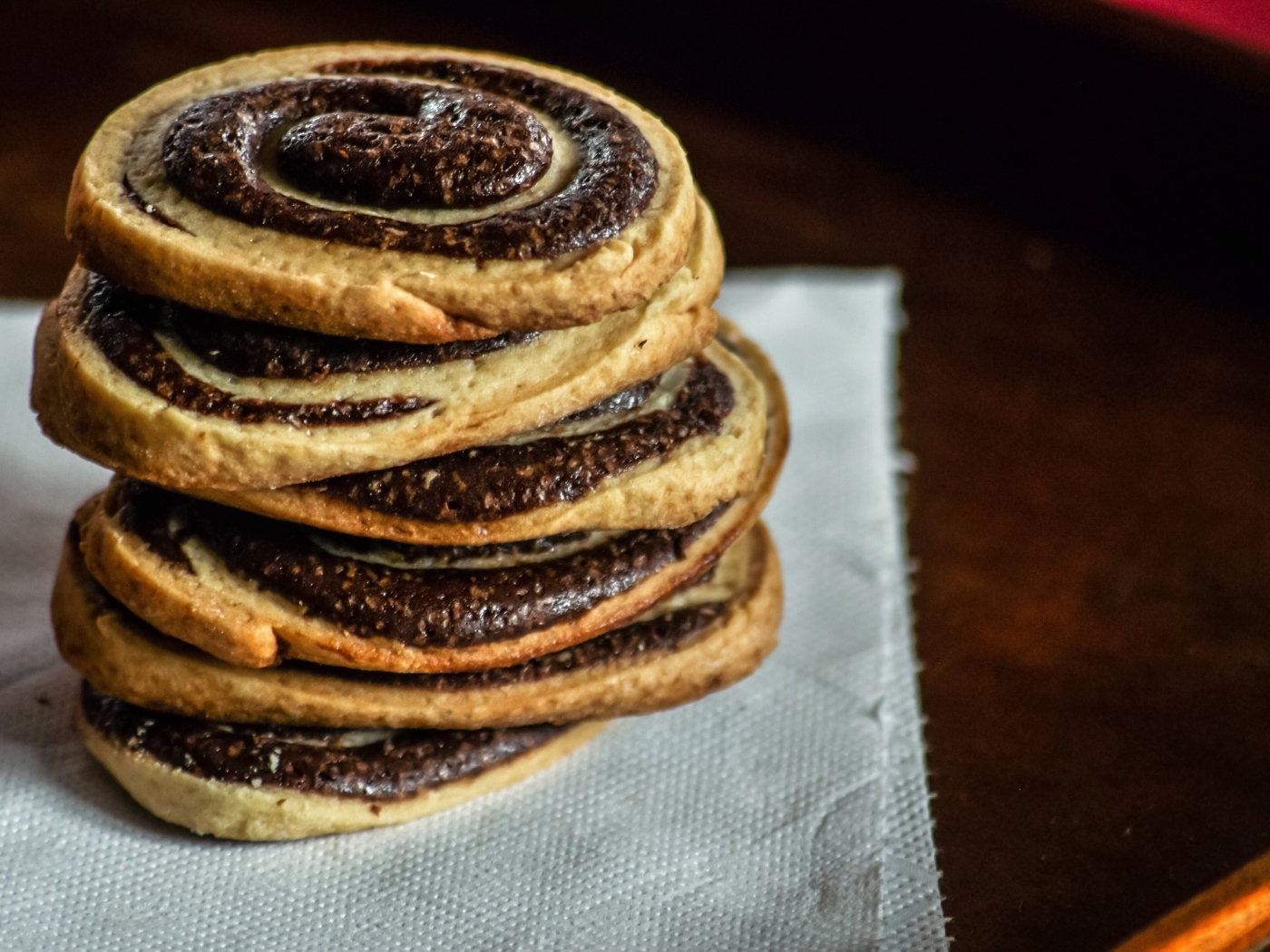 Двухцветное печенье на салфетке на столе 