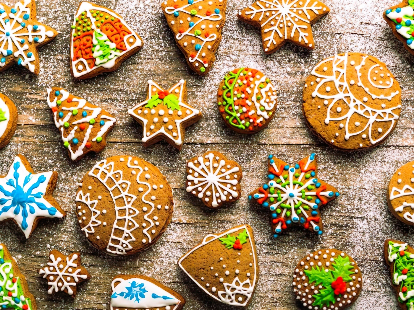 Яркие праздничные пряники на столе
