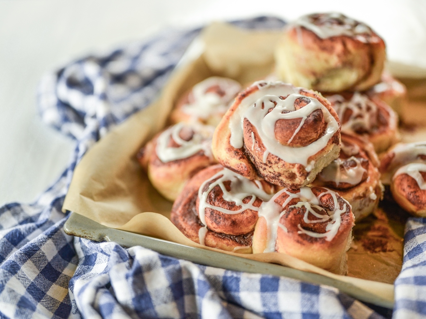 Булочки с кремом на тарелке с полотенцем