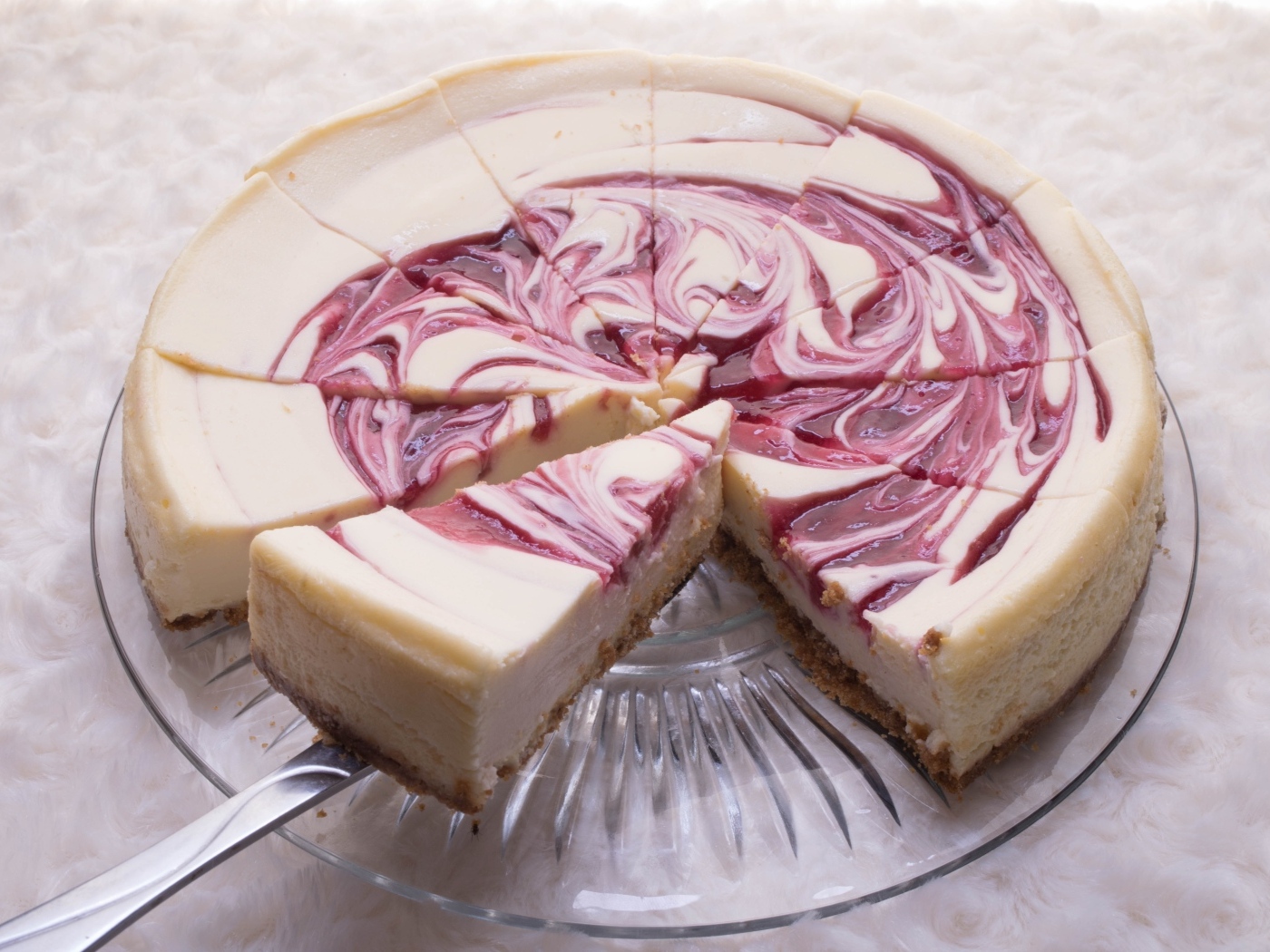 Пирог чизкейк нарезан кусками