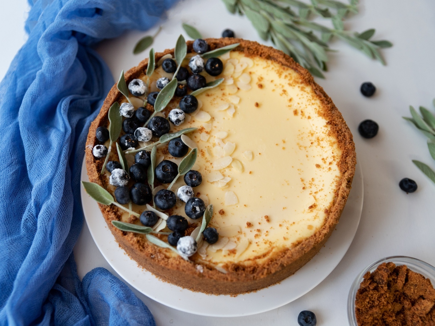 Чизкейк с ягодами черники на тарелке 