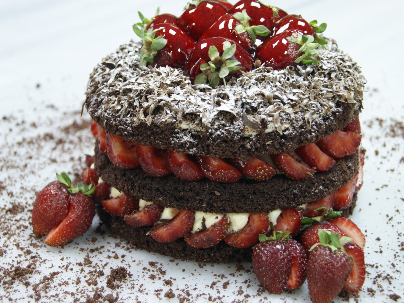 Шоколадный торт с ягодами клубники