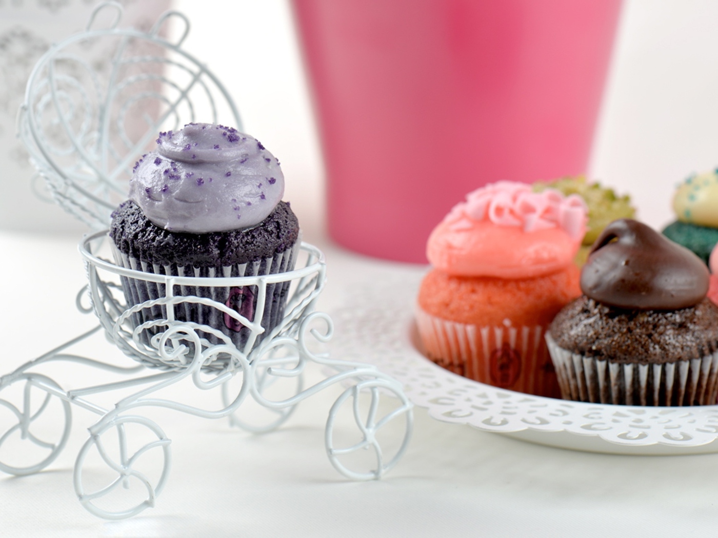 Шоколадные капкейки с разноцветным кремом