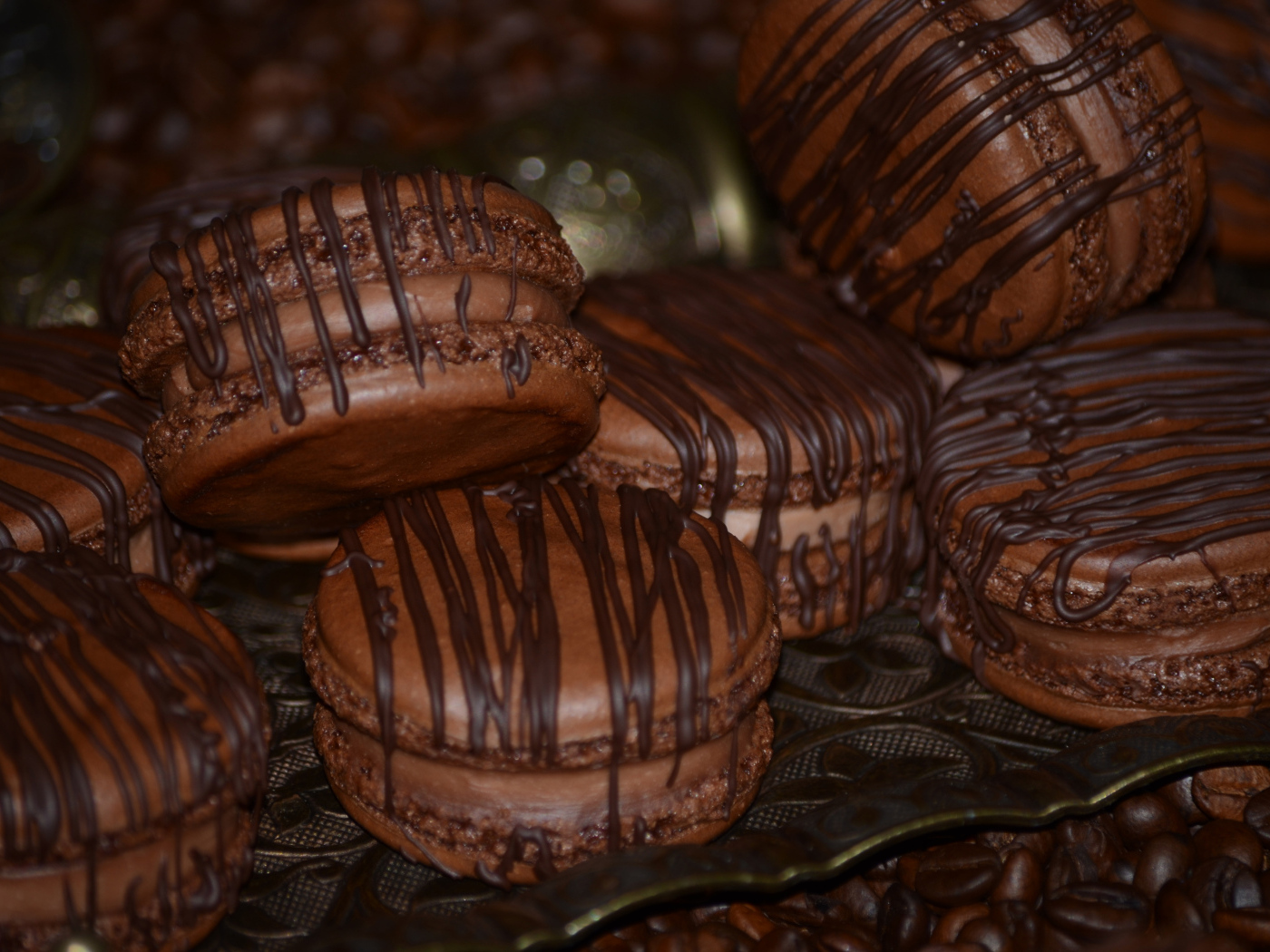 Шоколадное печенье макарон на столе