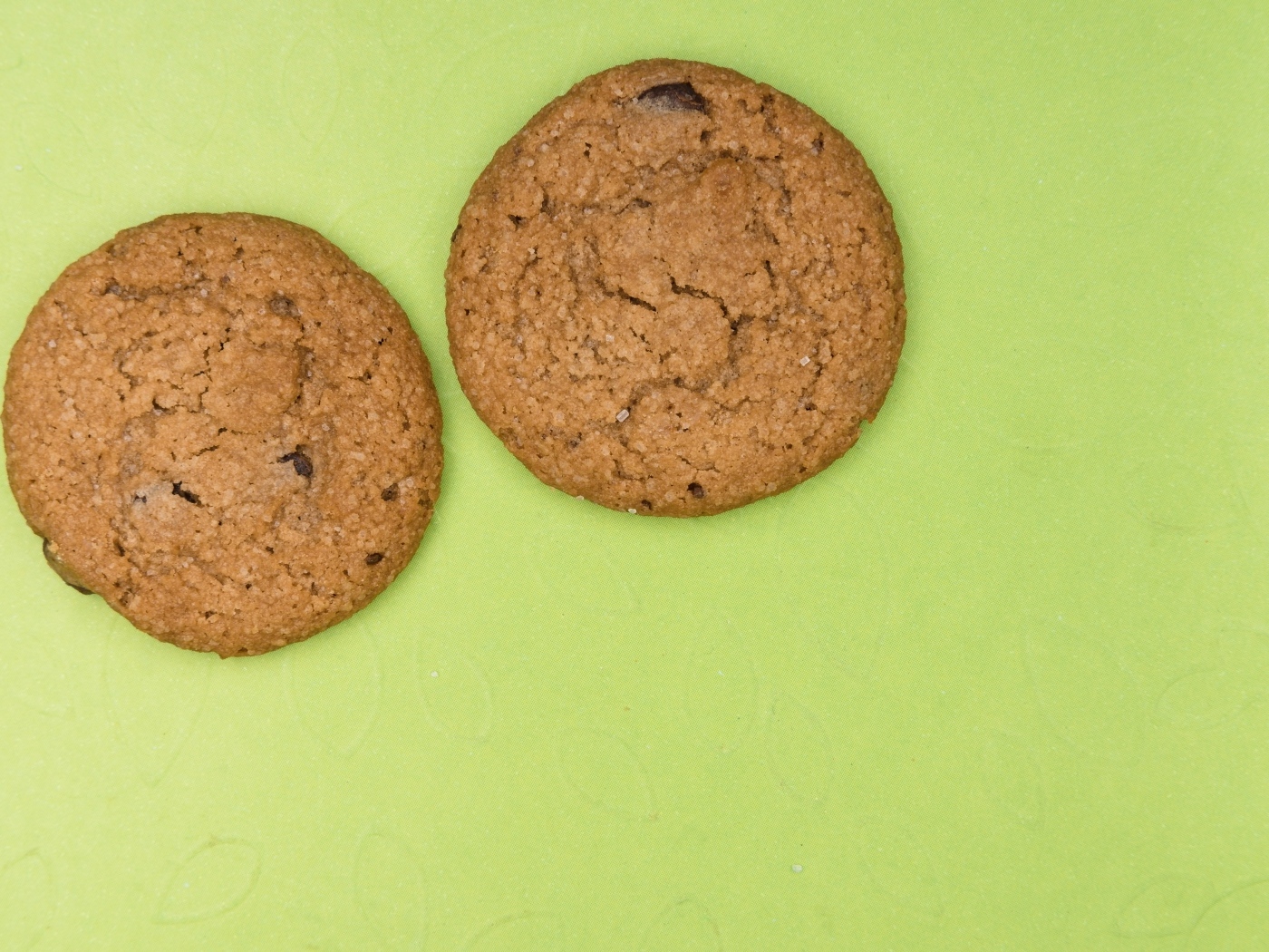 Печенье на зеленом фоне