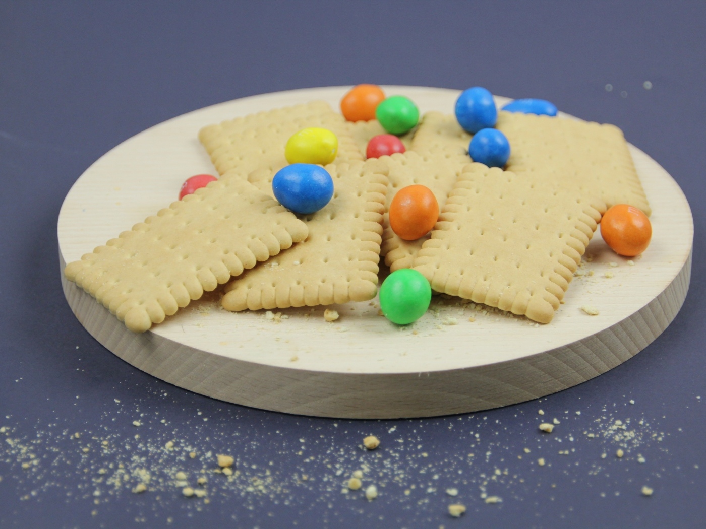 Печенье с разноцветными конфетами на сером фоне