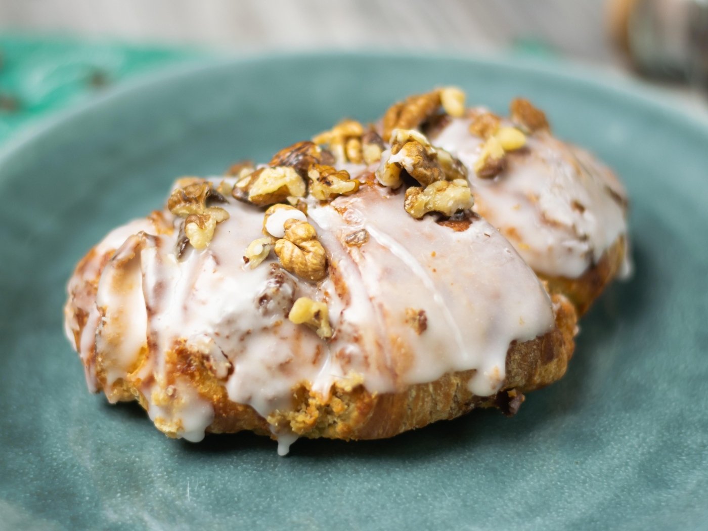Круассан в глазури с орехами