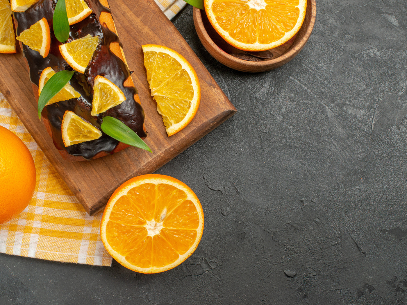 Кекс с шоколадом и апельсинами на доске