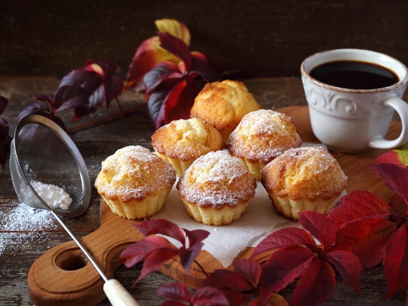 Кексы на столе с кофе и листьями