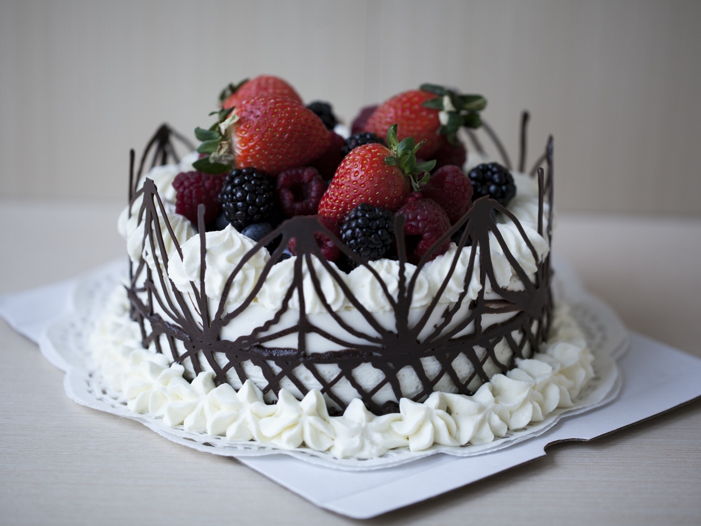 Вкусный торт с шоколадом и свежими ягодами