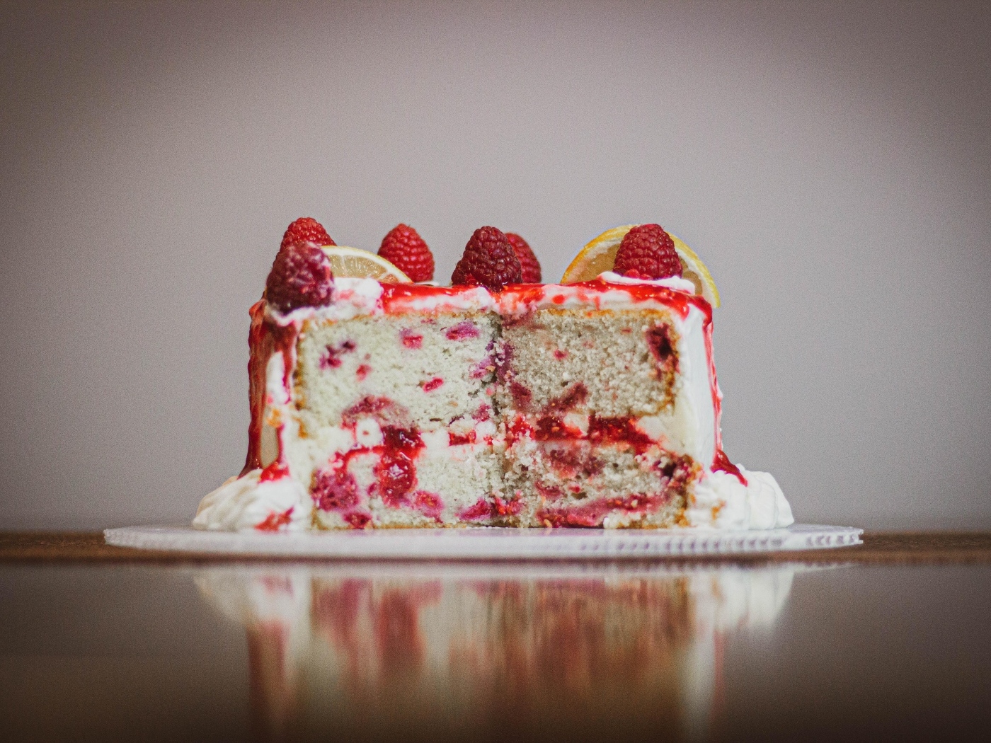 Вкусный торт с ягодами малины и лимоном