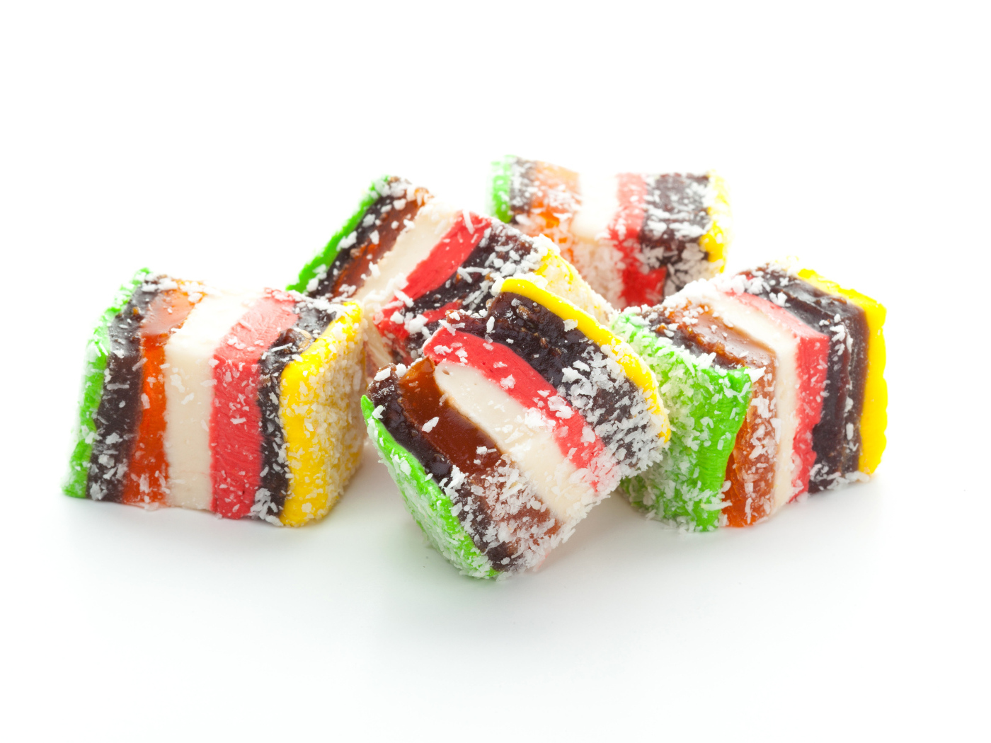 Вкусная восточная сладость рахат лукум на белом фоне