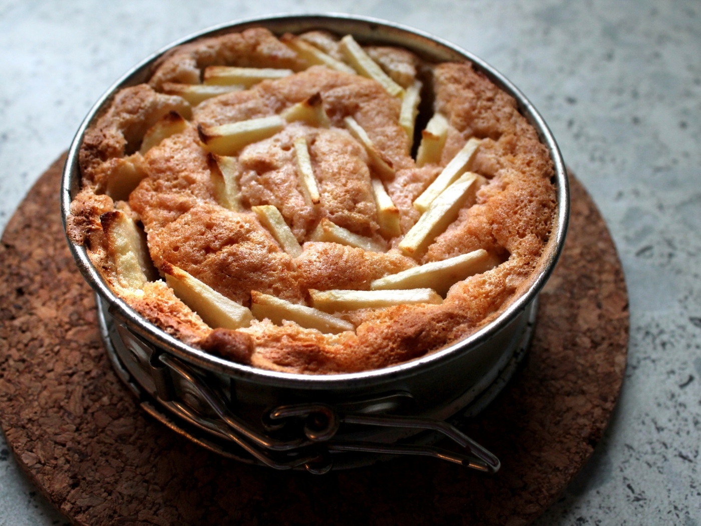 Вкусный сладкий свежий пирог с яблоками 