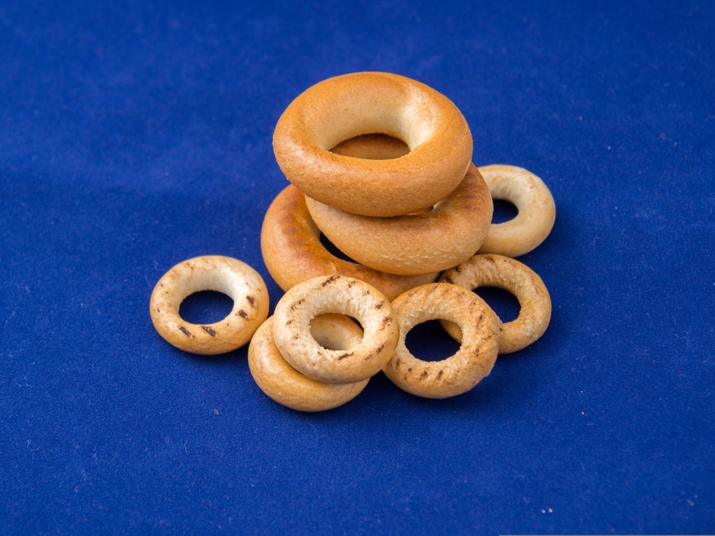 Сушки на синем столе