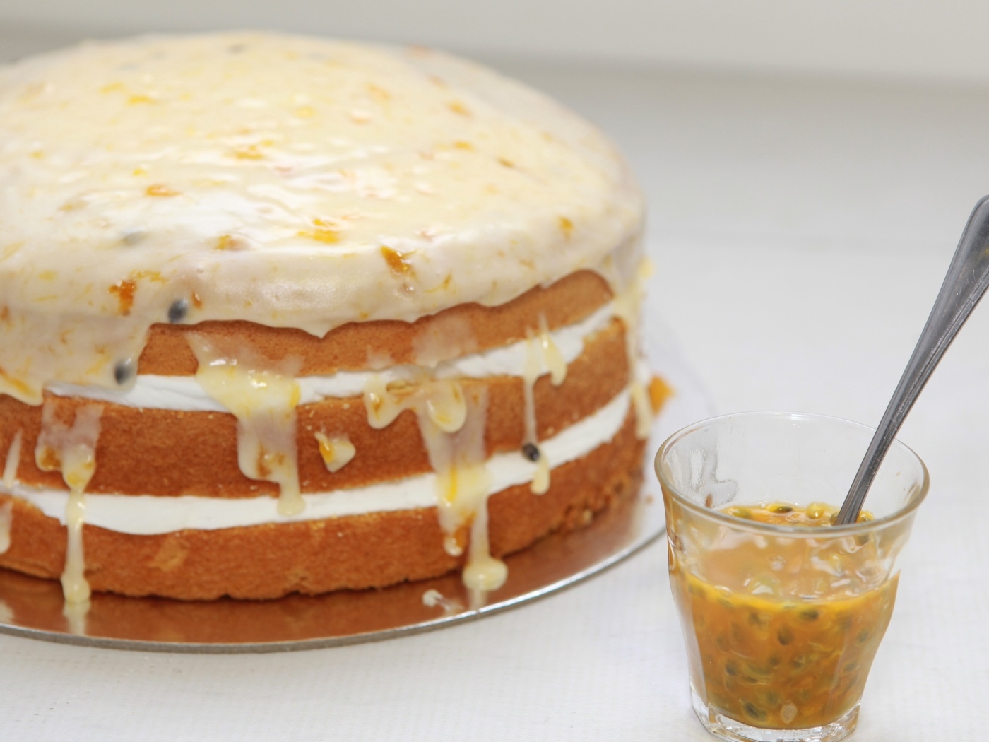 Праздничный торт с вкусным кремом на столе