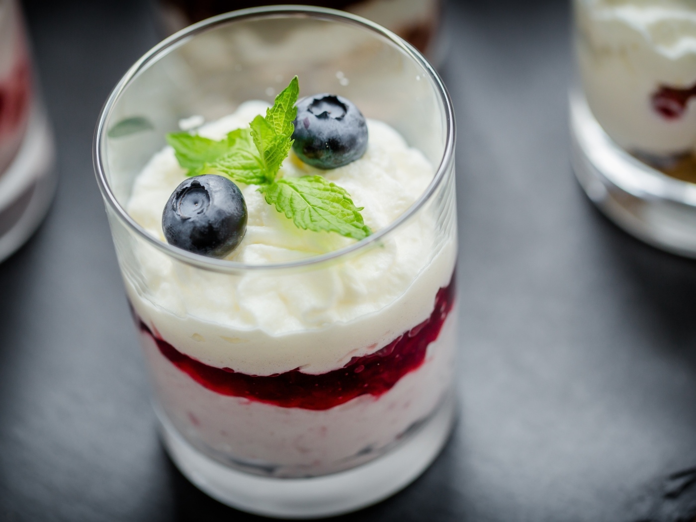 Стакан с десертом и ягодами черники