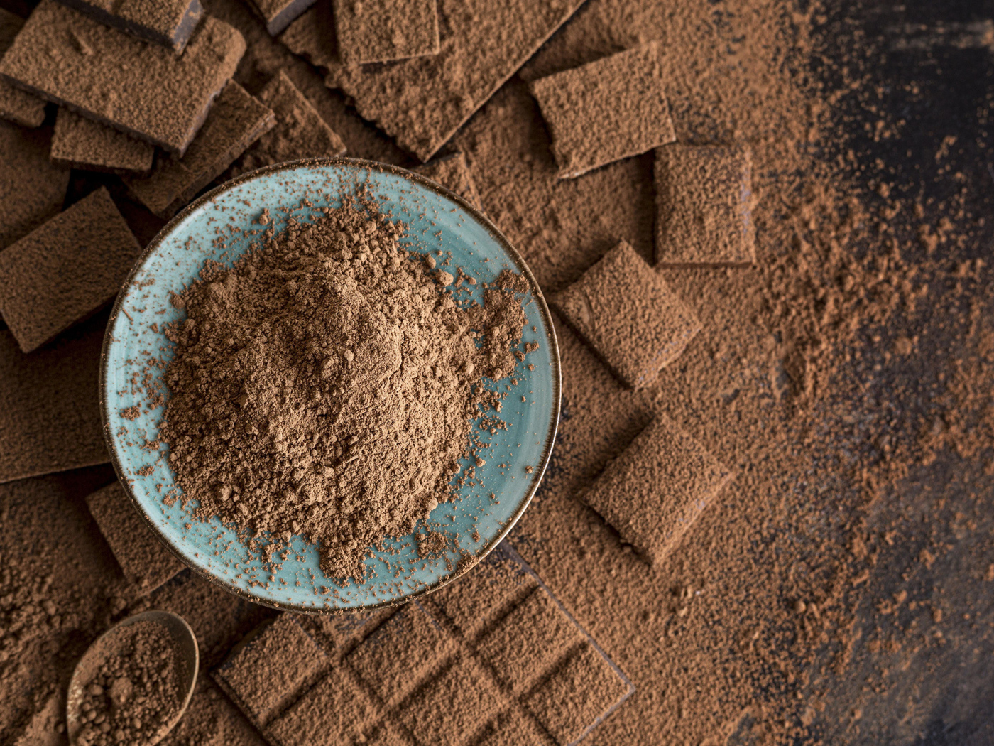 Молотый шоколад  в тарелке на столе