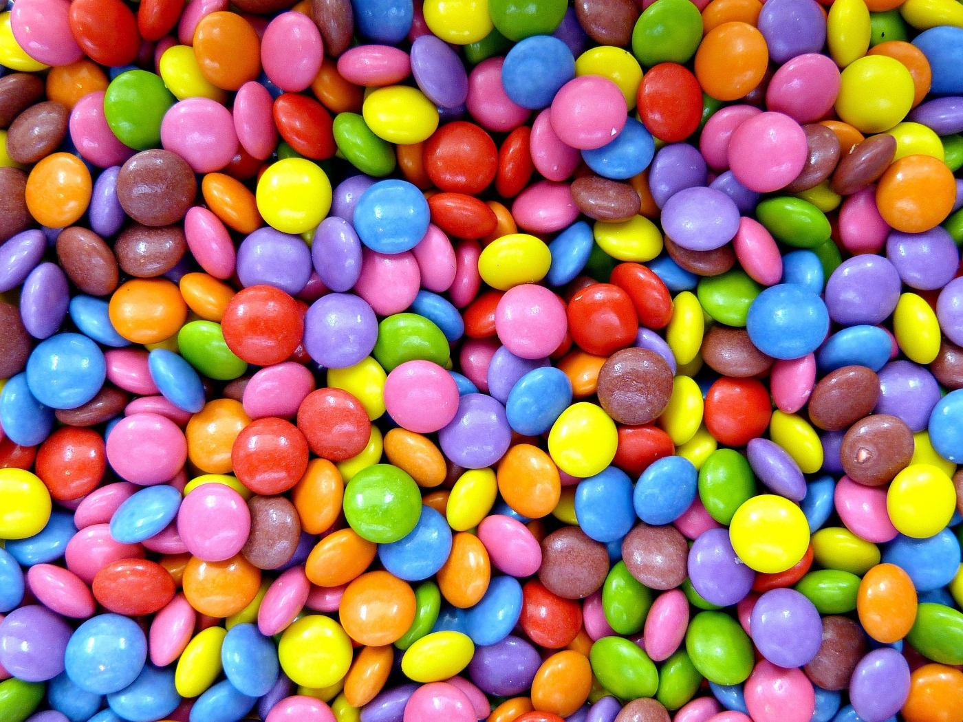 Много разноцветных конфет крупным планом