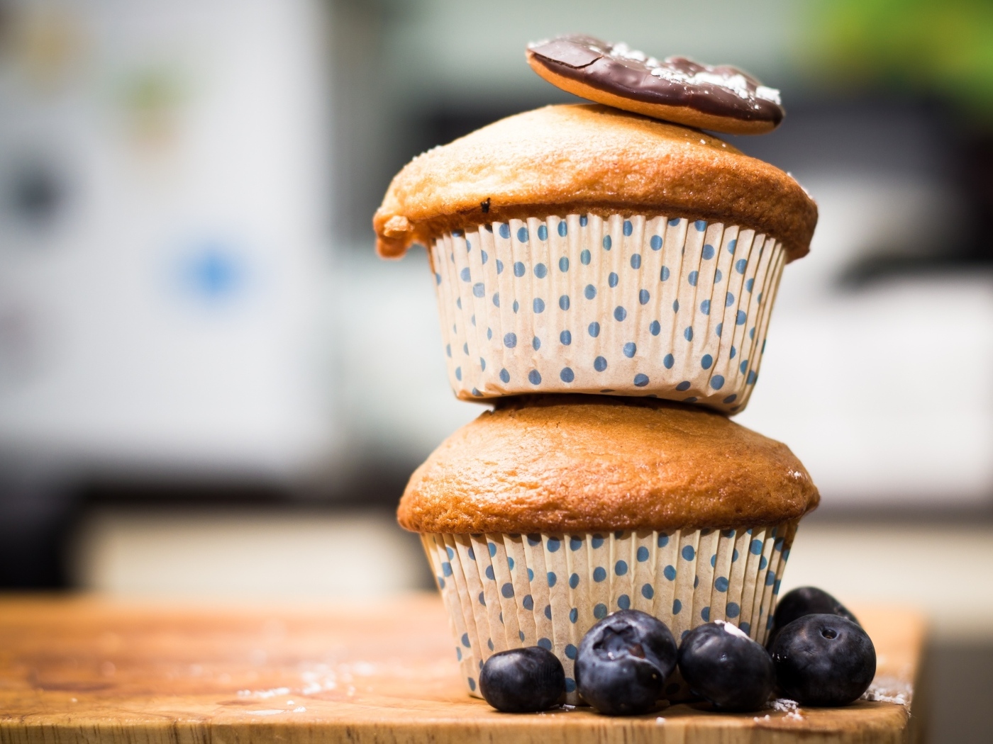 Маффины с ягодами черники на столе