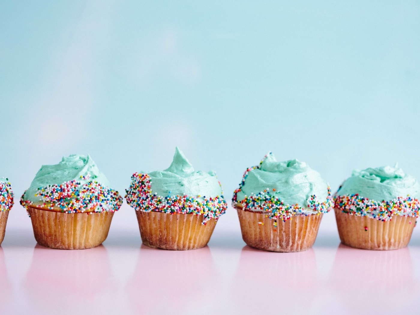 Маффины с кремом на голубом фоне