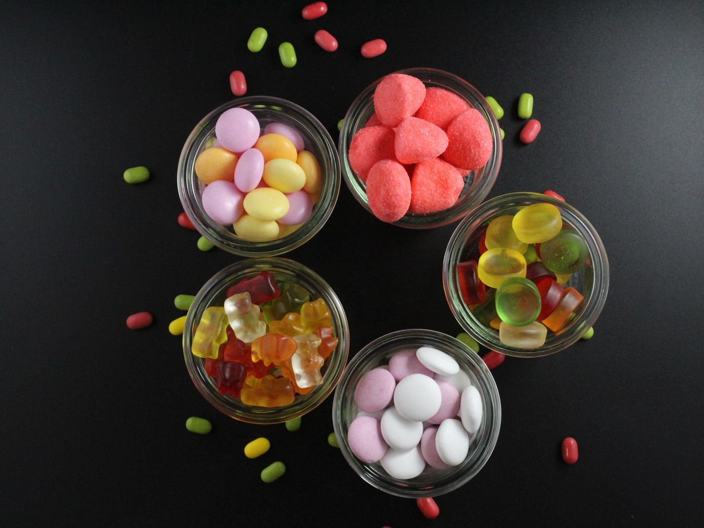 Разноцветные желейные конфеты на черном фоне