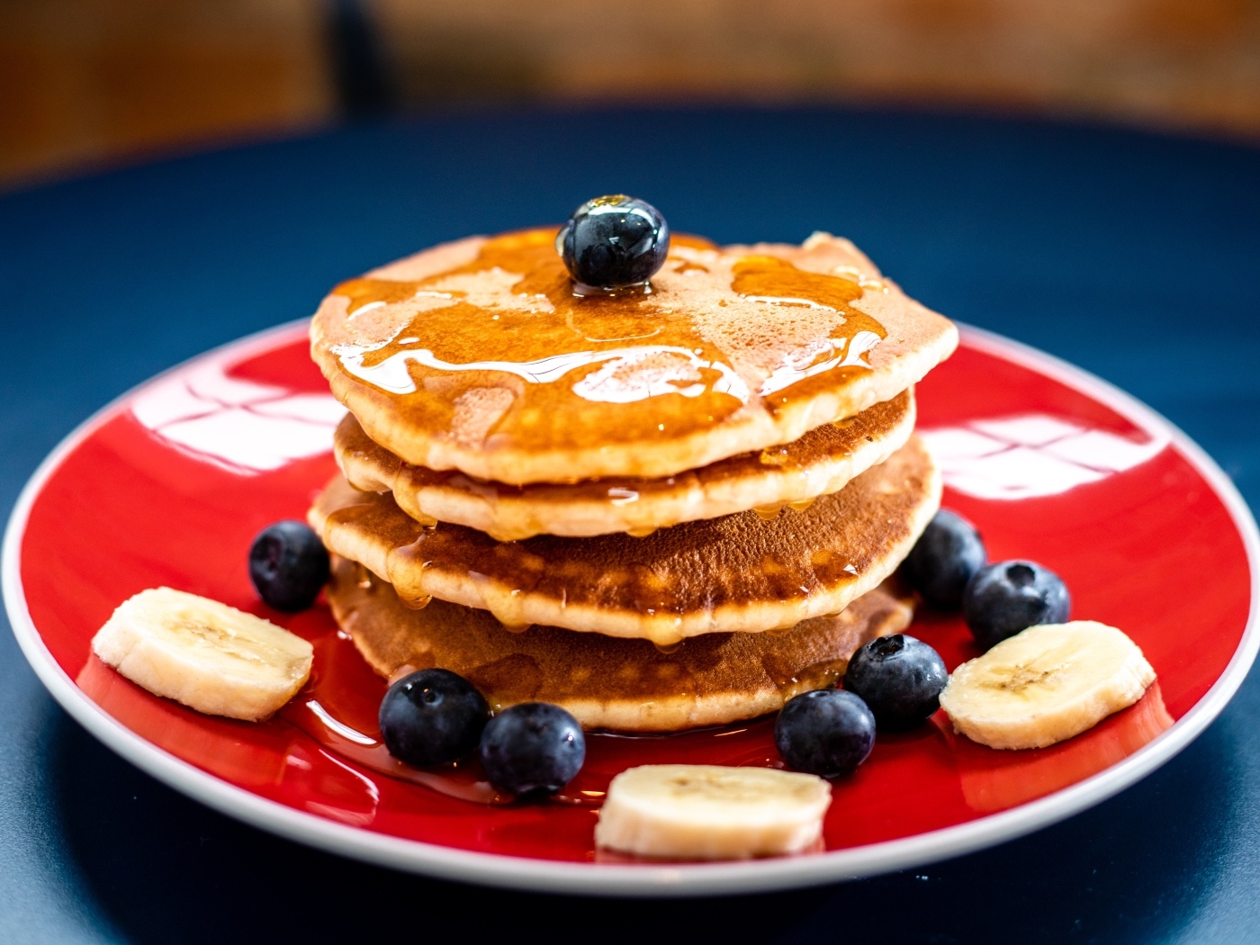 Оладьи с медом, бананами и ягодами черники