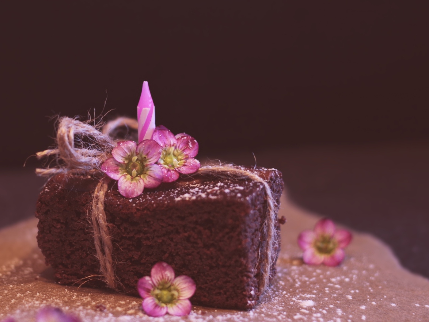 Кусок десерта брауни с цветами