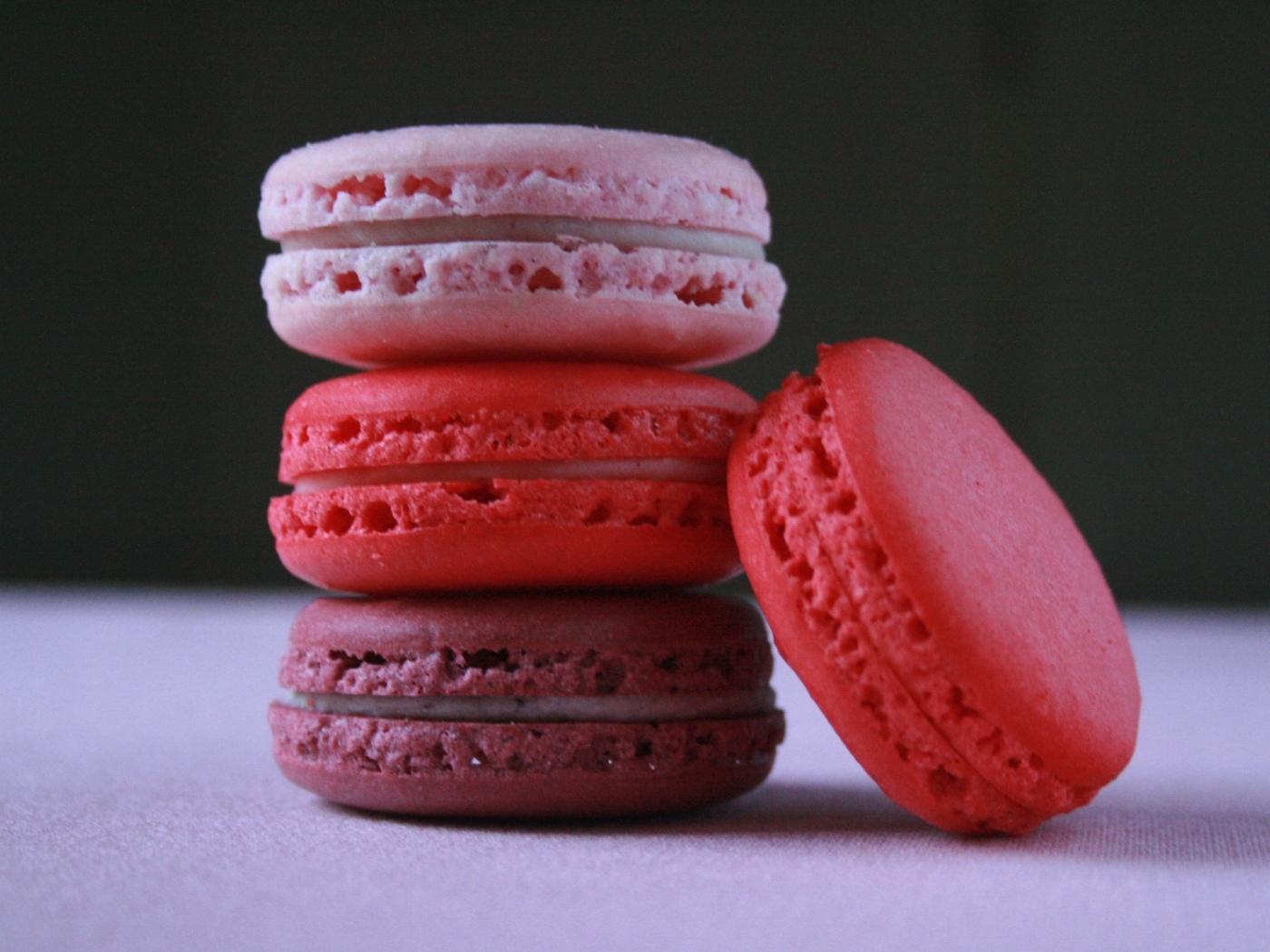 Розовый десерт макарон на столе 