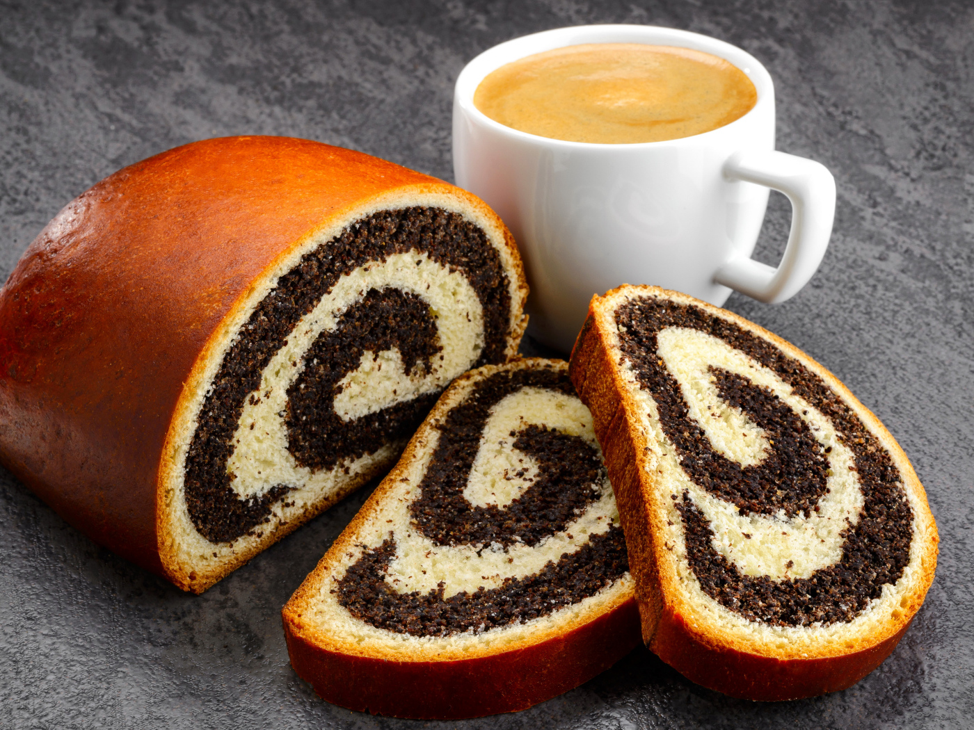 Рулет с маком на столе  с кофе