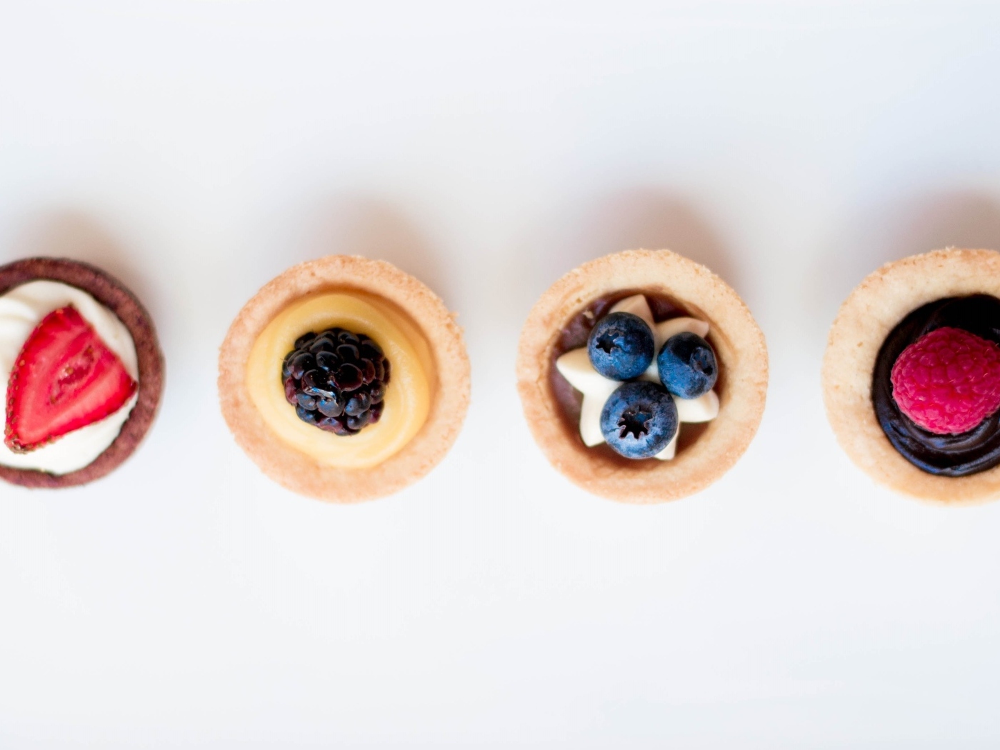 Песочное печенье с кремом на белом фоне