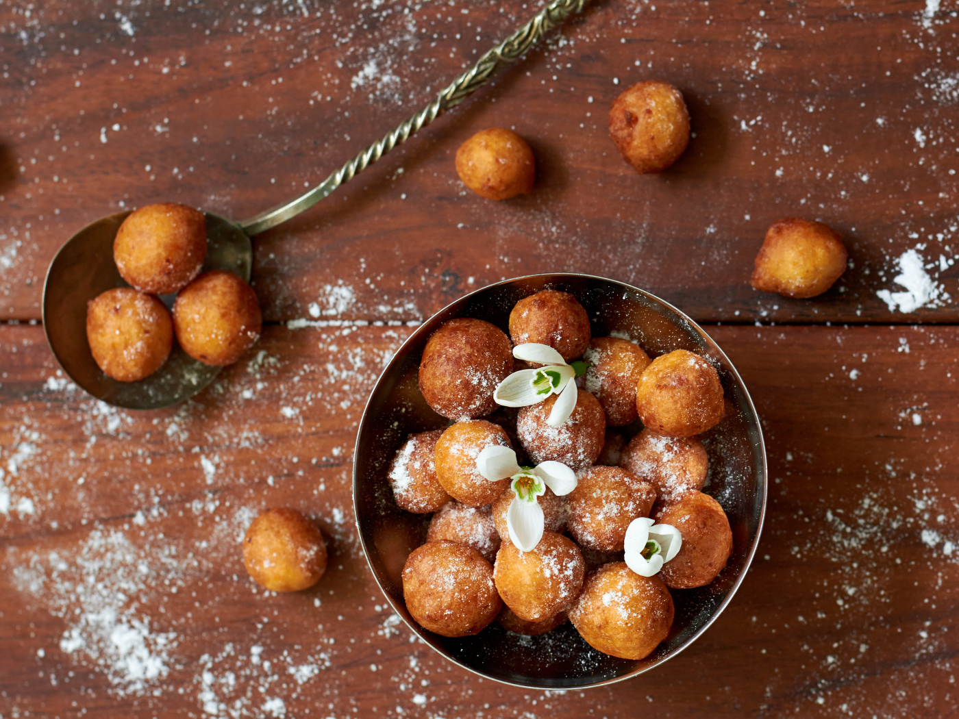 Сладкие сырные шарики с сахарной пудрой