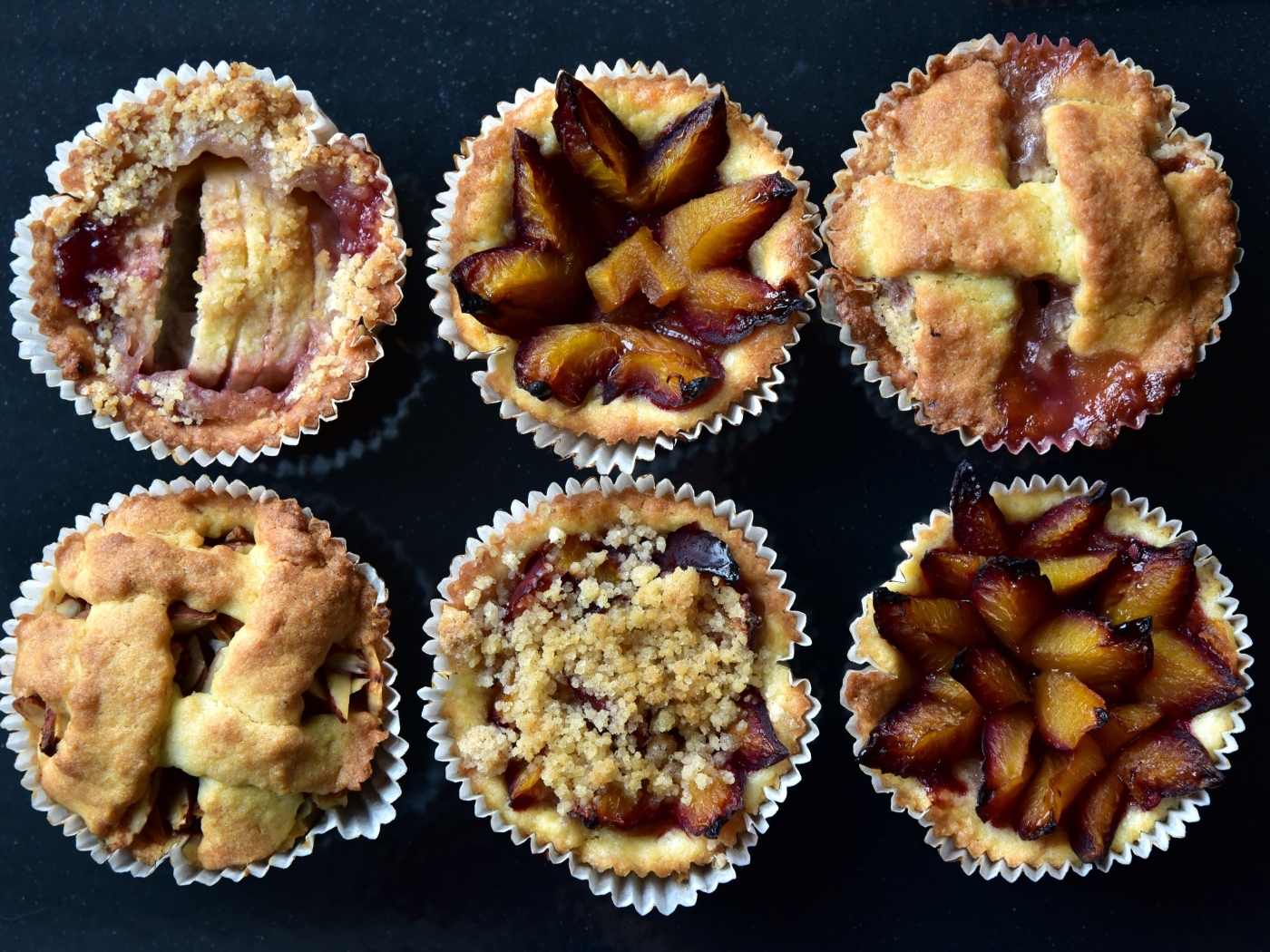 Тарталетки с фруктами на столе