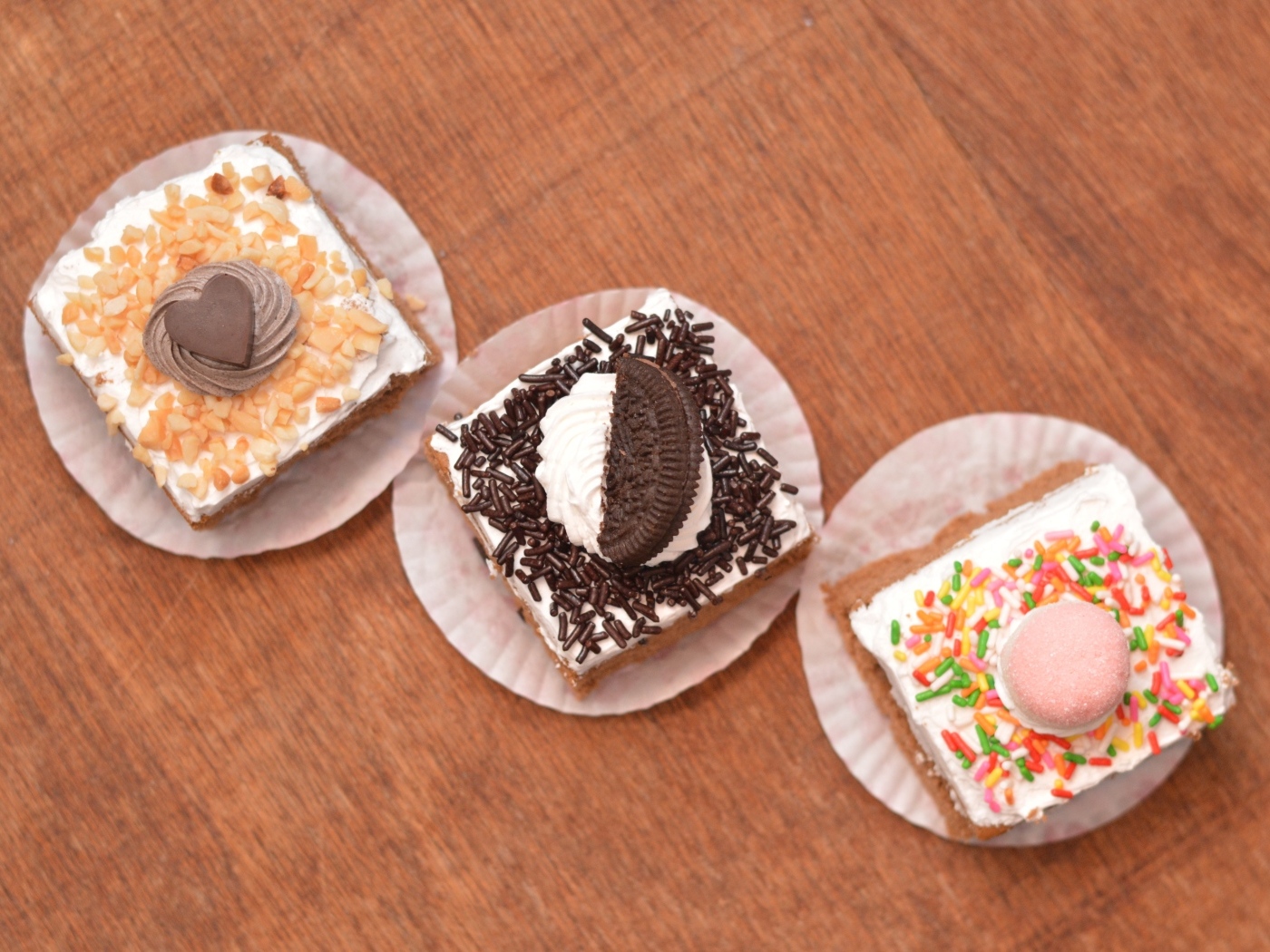 Три пирожных на деревянном столе