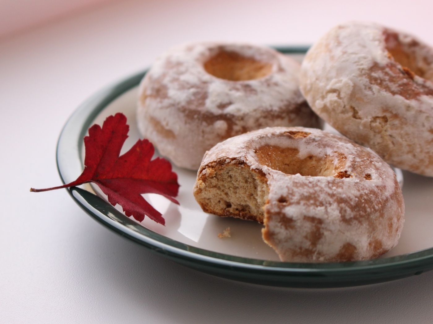 Три пряника на тарелке на столе