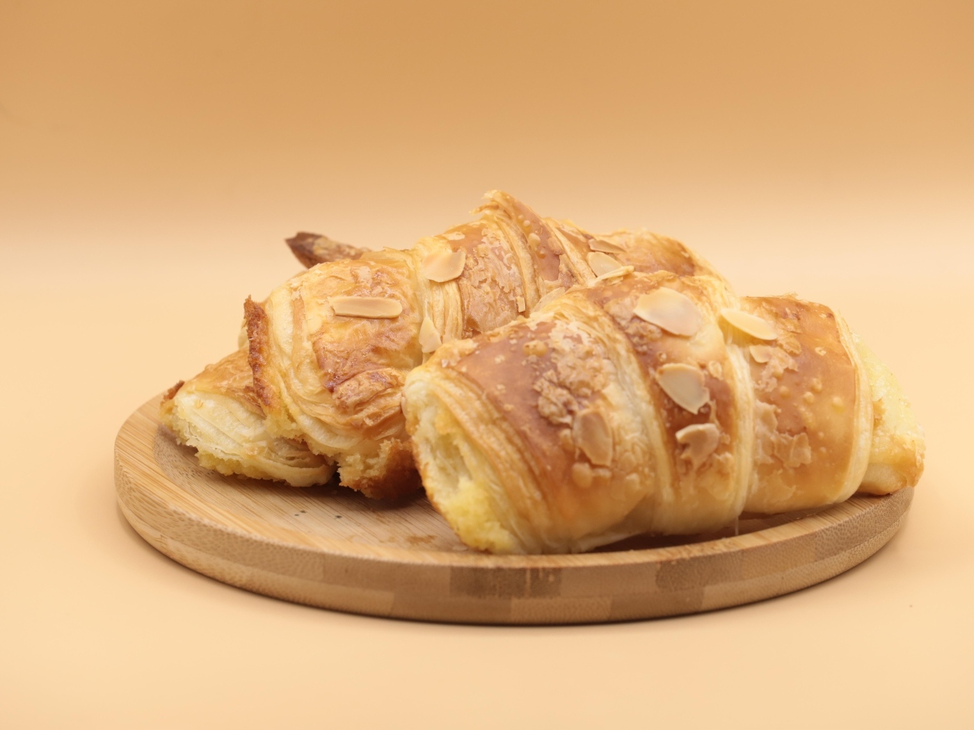 Два хрустящих круассана на доске