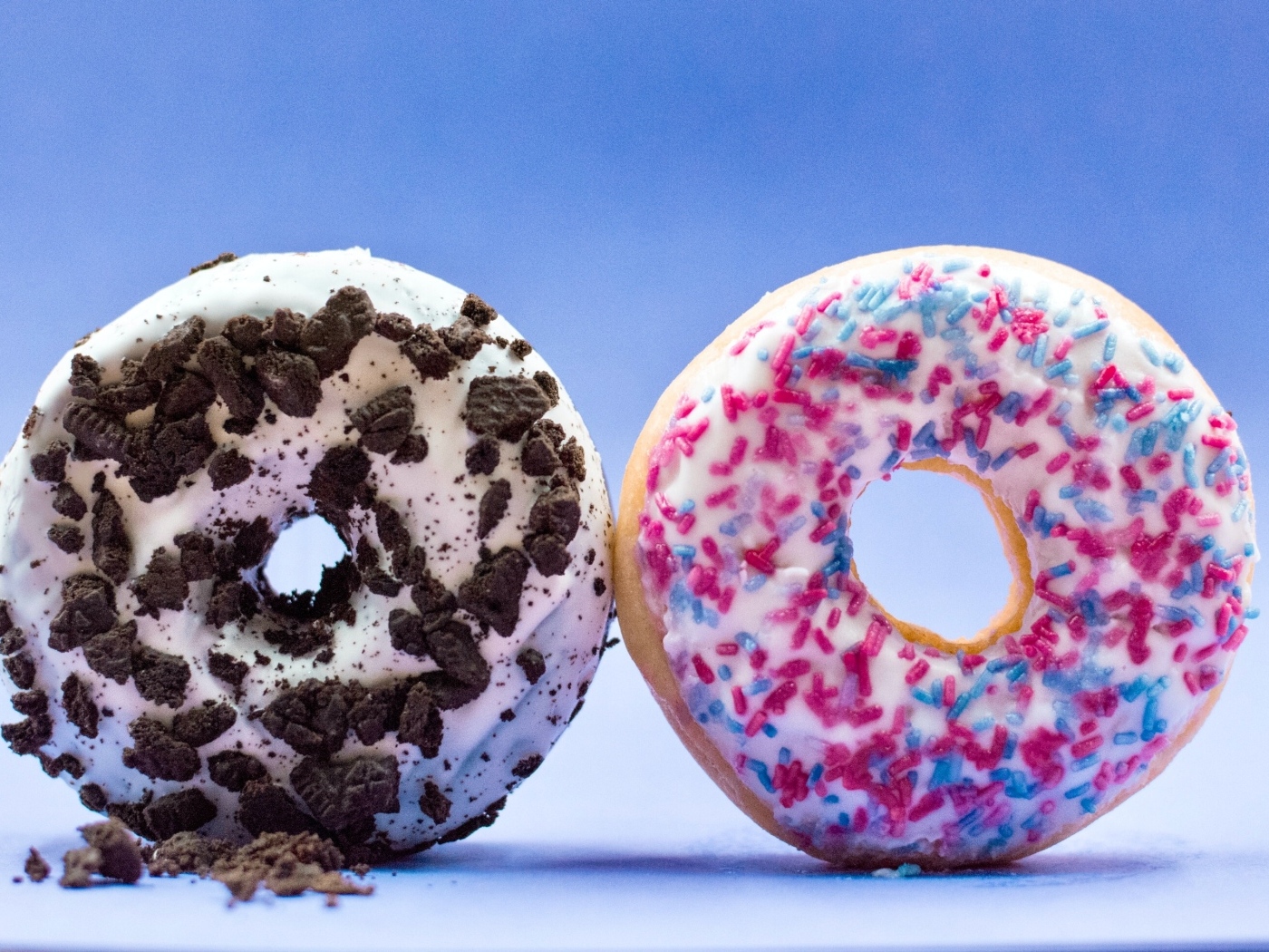 Два сладких пончика на голубом фоне