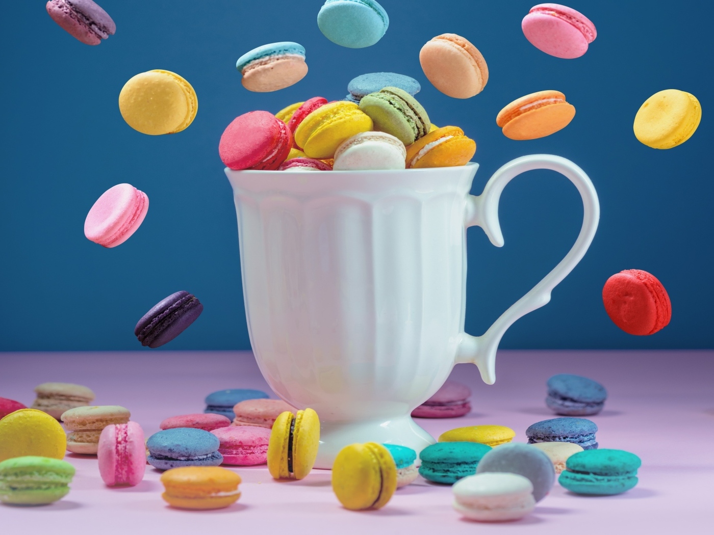 Белая чашка с десертом макарун