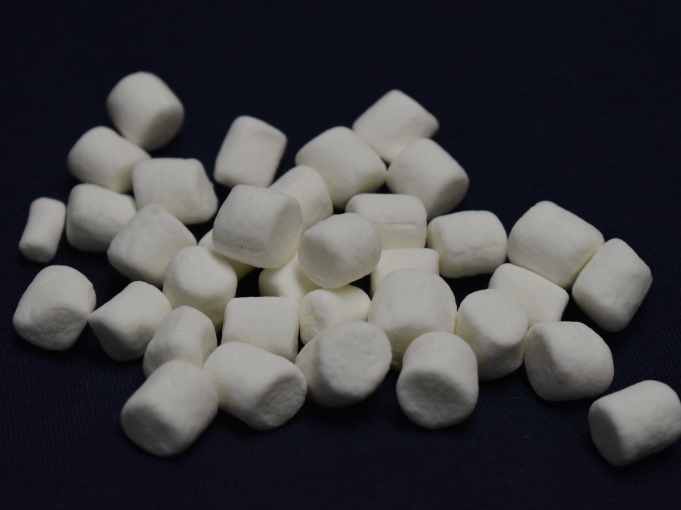 Белое маршмеллоу на черном фоне