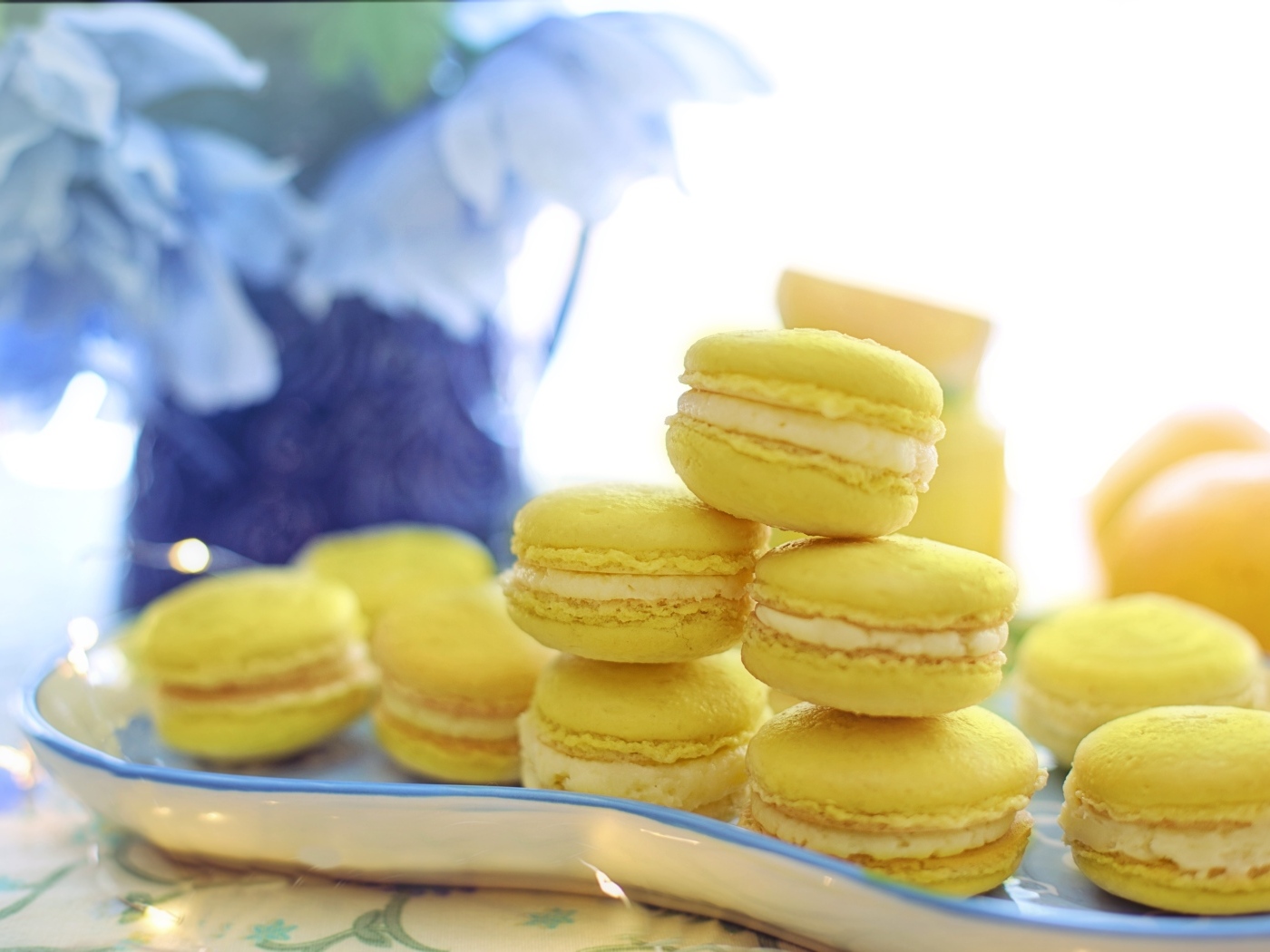 Желтый десерт макарун с кремом